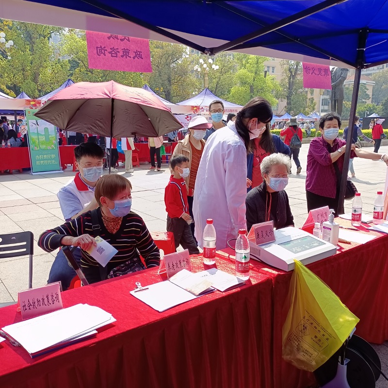 亚洲博彩积极参加市直机关工委组织的学雷锋志愿服务活动.jpg