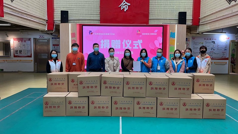 市捐赠站:爱心物资进社区携手关爱“一老一幼”.jpg