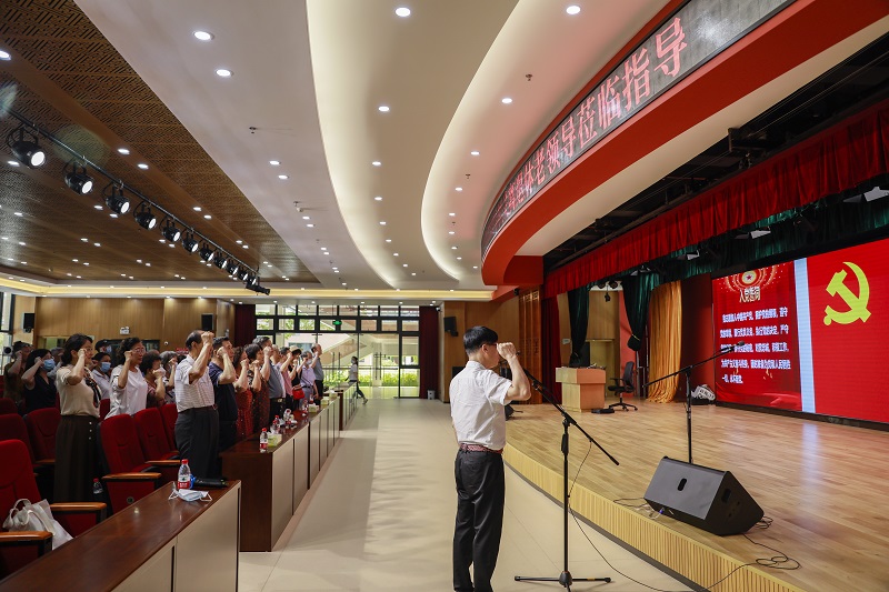 亚洲博彩组织机关离退休党员参观市第二老人院和七一活动.jpg