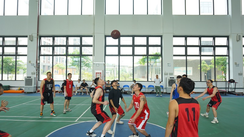 市社会福利院举行迎“五一”职工篮球赛.jpg