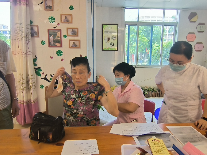 图3.患者中有不少是三伏贴的忠实粉丝.png