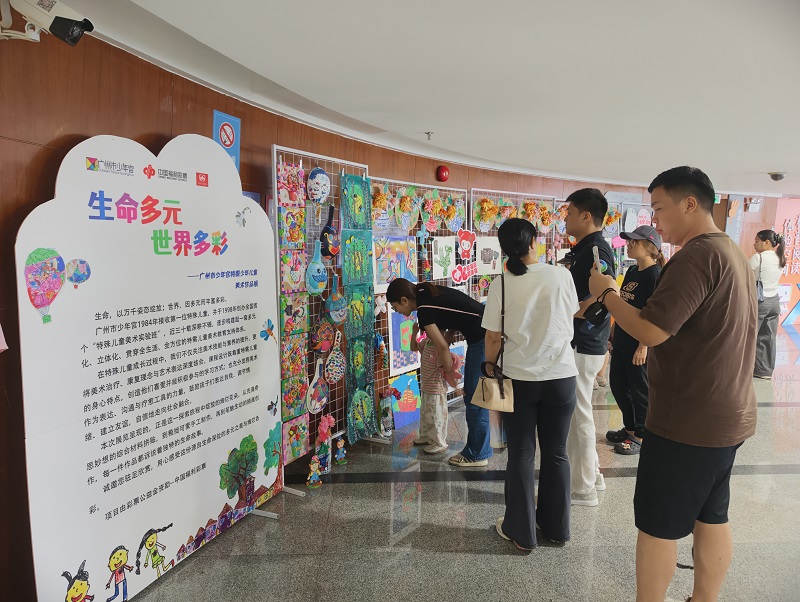活动现场还设有美术作品展和福彩公益展.jpg
