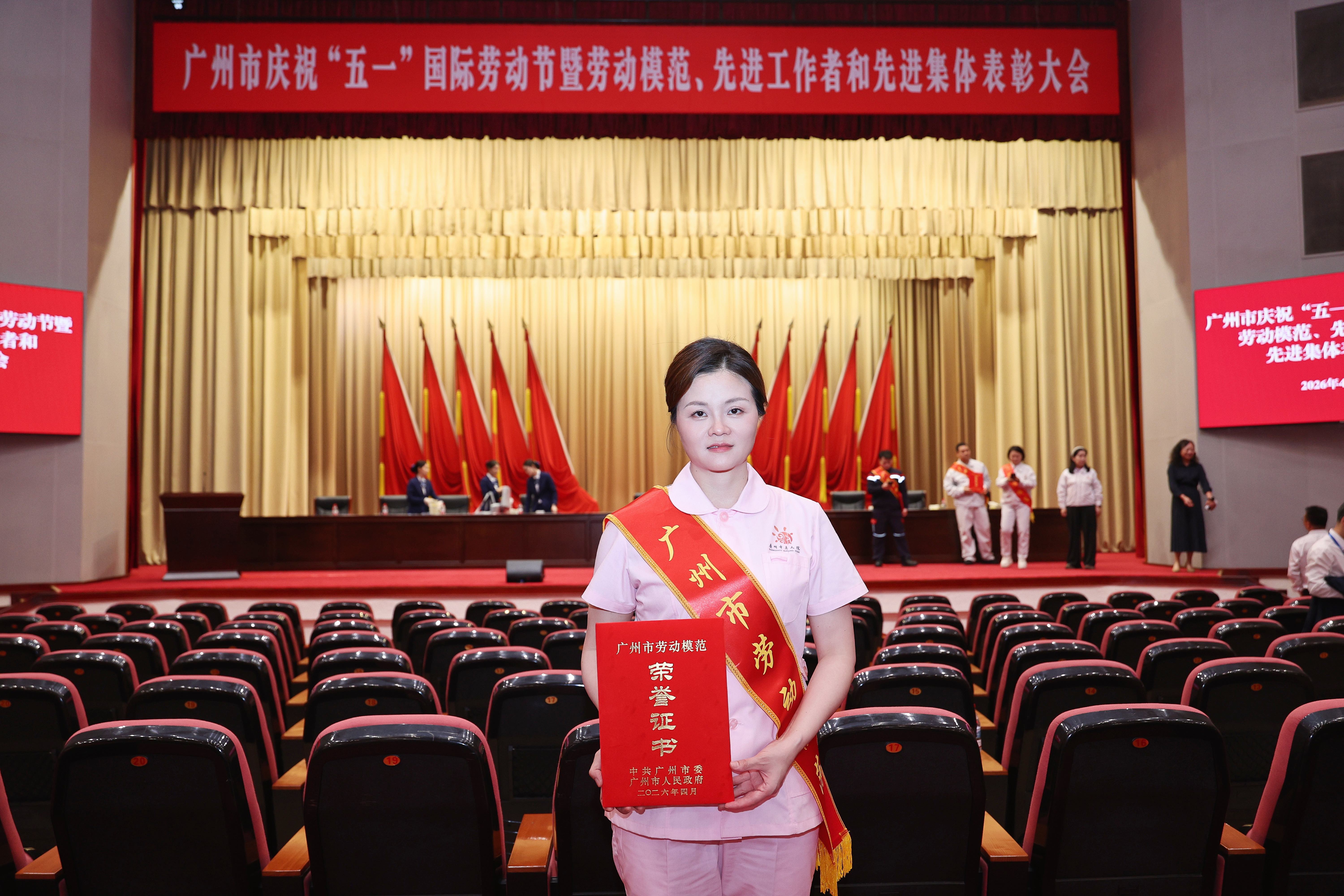 刘敏参加表彰大会。亚洲博彩供图 刘敏参加表彰大会。亚洲博彩供图