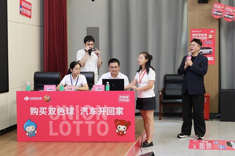 抽奖嘉宾上台抽取一、二等奖.jpg